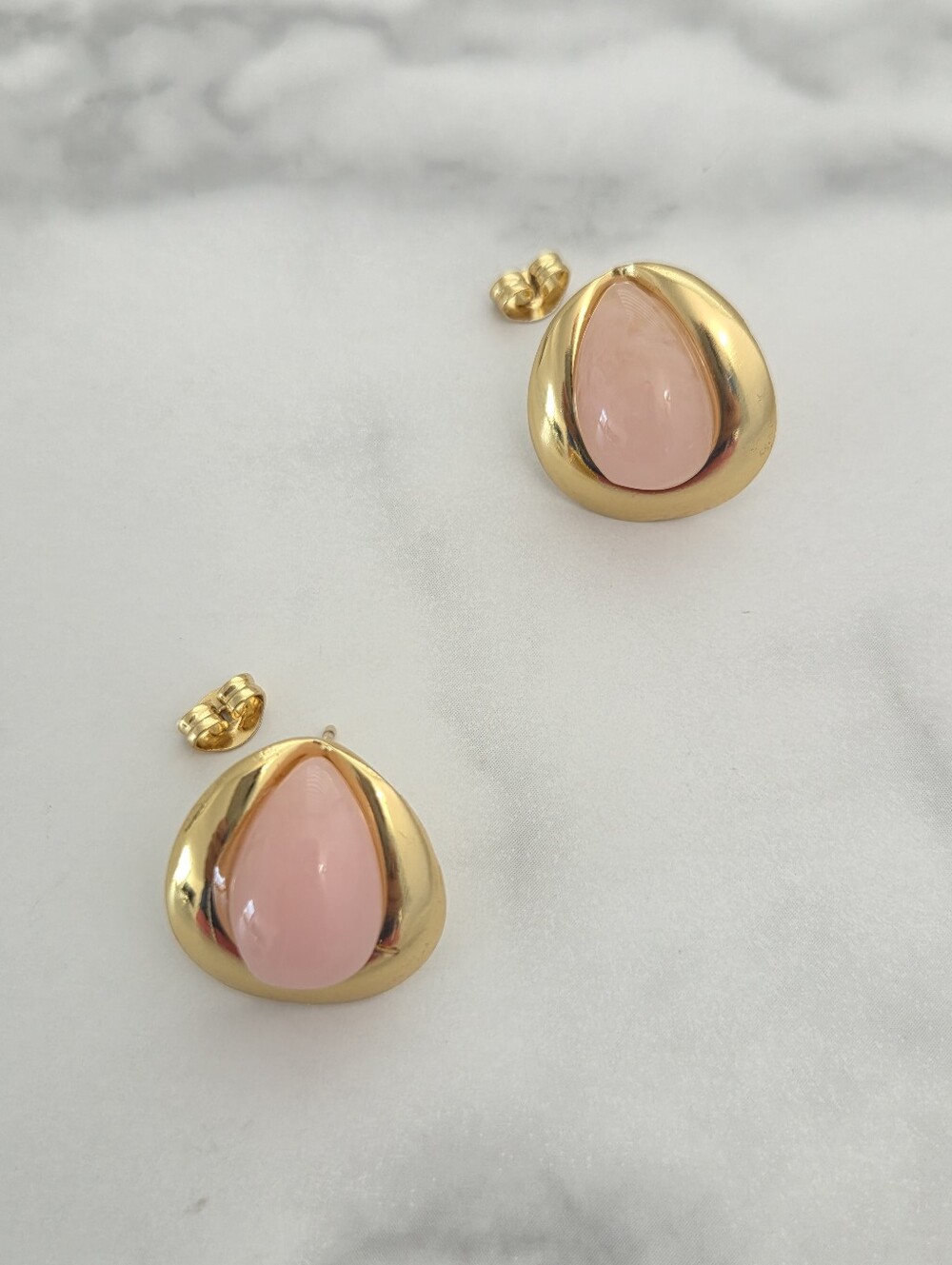 Gold Tone Pink Teardrop Statement Stud Earrings Modern Retro Jewelry - Picture 6 of 15